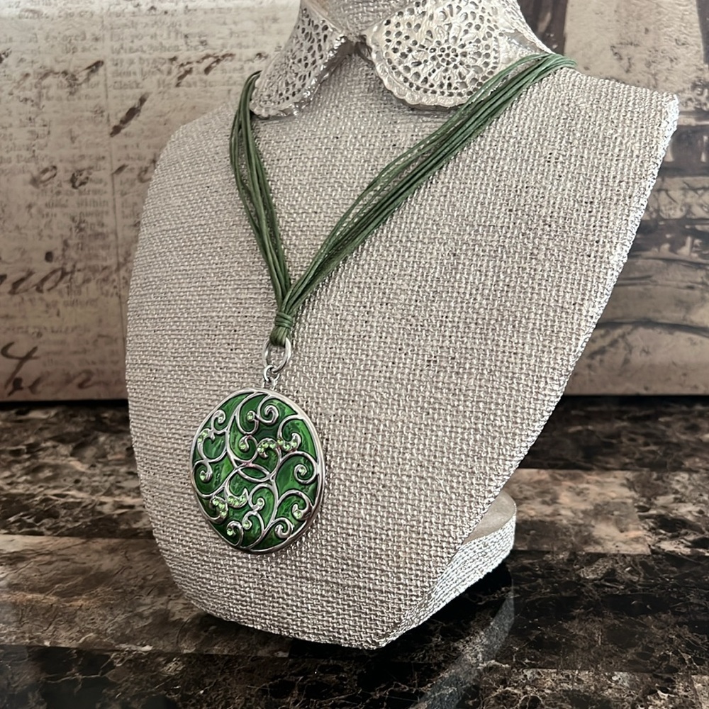 Green Pendant Necklace EUC - Picture 5 of 8